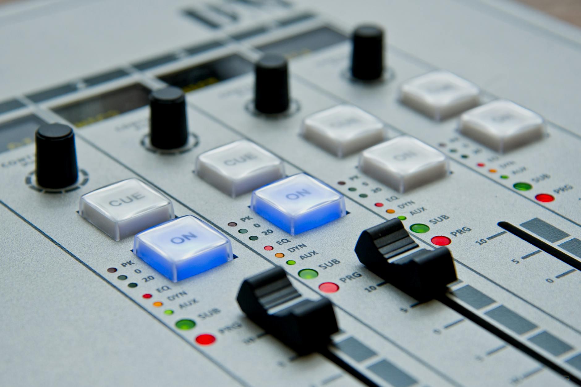Pixels of radio Desk